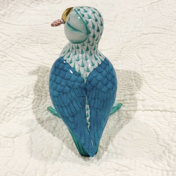 O1-Retired Herend Fishnet Puffin with Fish Figurine - Picture 5 of 8